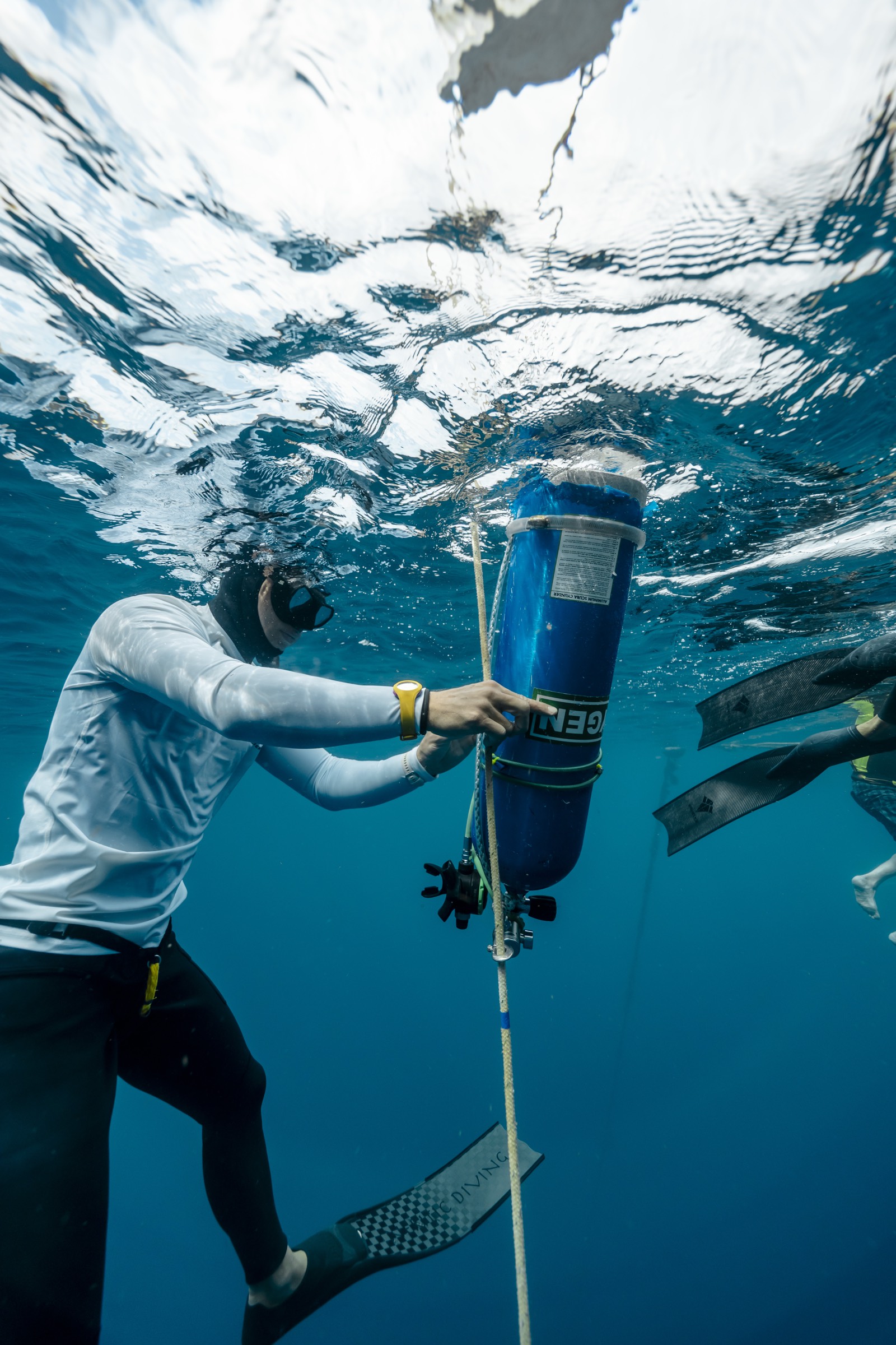 Rigging the competition line before an AIDA freediving dive